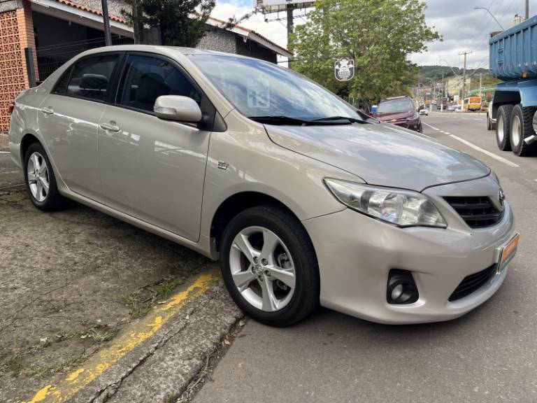 TOYOTA - COROLLA - 2012/2013 - Bege - R$ 71.900,00