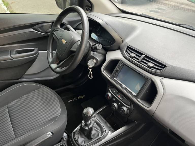 CHEVROLET - ONIX - 2018/2019 - Branca - R$ 55.000,00