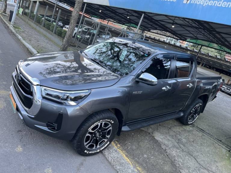 TOYOTA - HILUX - 2022/2022 - Cinza - R$ 265.000,00