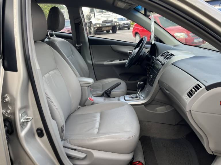TOYOTA - COROLLA - 2012/2013 - Bege - R$ 71.900,00