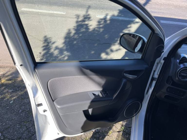 FIAT - PALIO - 2016/2017 - Branca - R$ 49.900,00