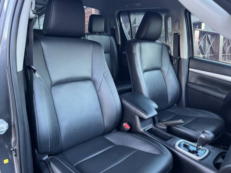 TOYOTA - HILUX - 2022/2022 - Cinza - R$ 265.000,00