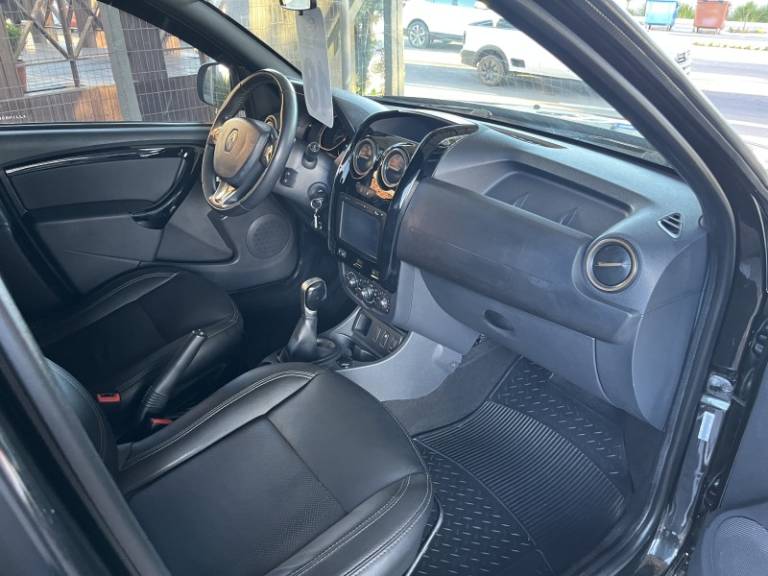 RENAULT - DUSTER - 2017/2018 - Preta - R$ 75.000,00