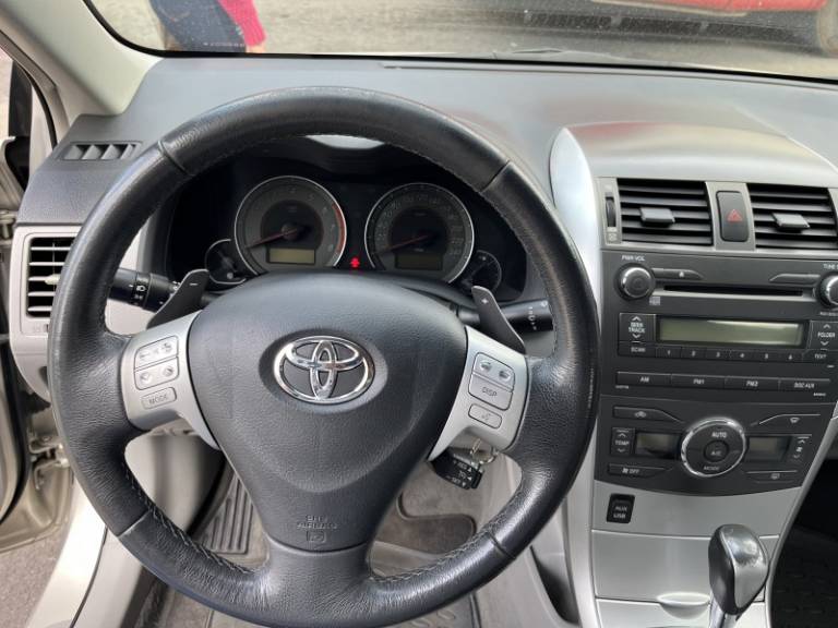 TOYOTA - COROLLA - 2012/2013 - Bege - R$ 71.900,00