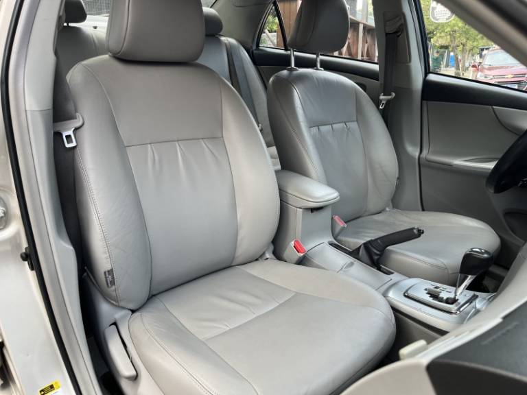 TOYOTA - COROLLA - 2012/2013 - Bege - R$ 71.900,00