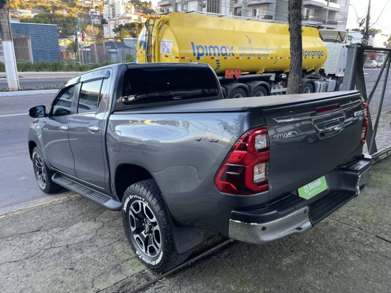 TOYOTA - HILUX - 2022/2022 - Cinza - R$ 265.000,00