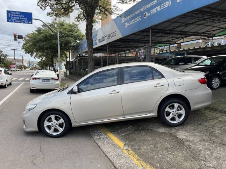TOYOTA - COROLLA - 2012/2013 - Bege - R$ 71.900,00