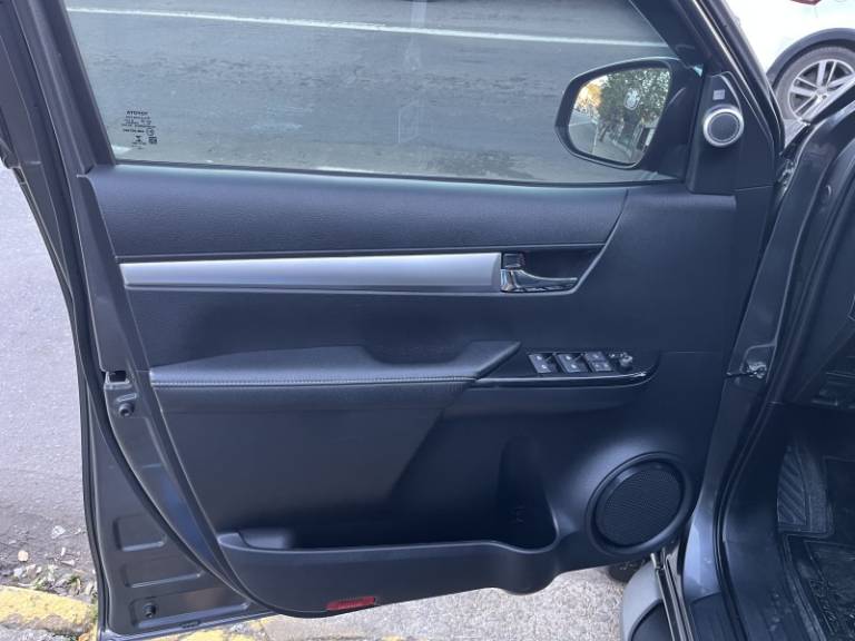 TOYOTA - HILUX - 2022/2022 - Cinza - R$ 265.000,00