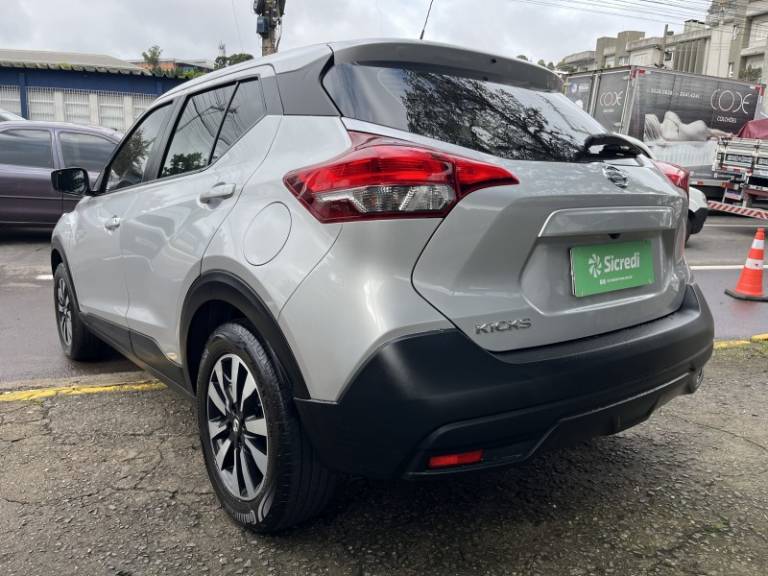 NISSAN - KICKS - 2021/2021 - Prata - R$ 92.900,00