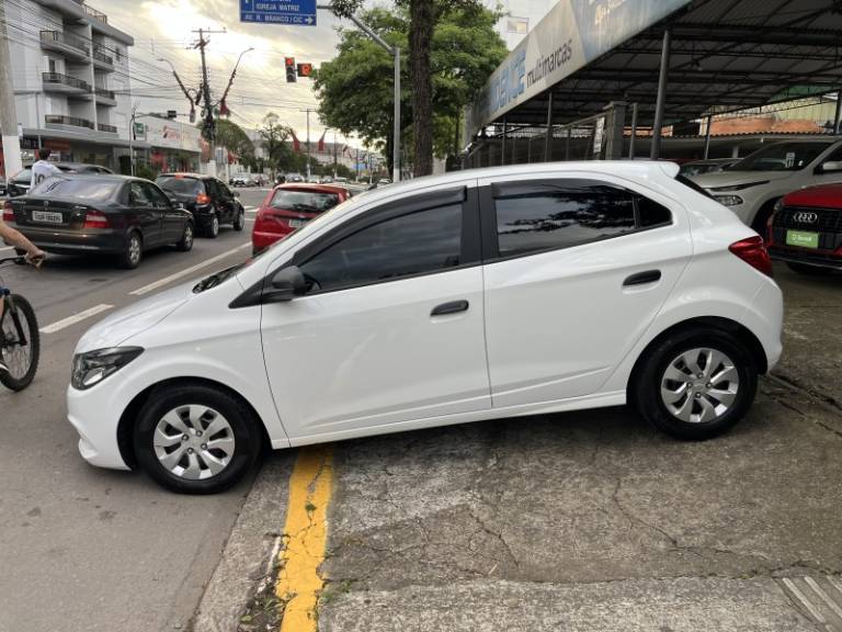 CHEVROLET - ONIX - 2018/2019 - Branca - R$ 55.000,00
