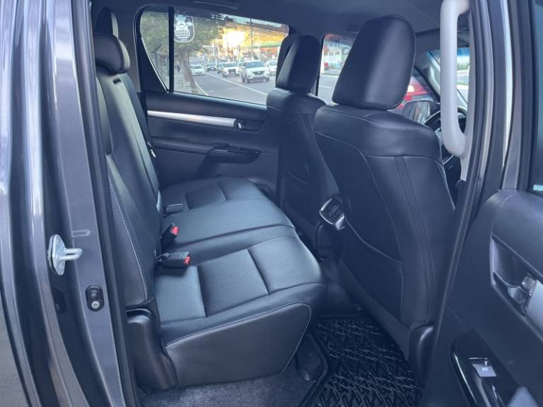 TOYOTA - HILUX - 2022/2022 - Cinza - R$ 265.000,00