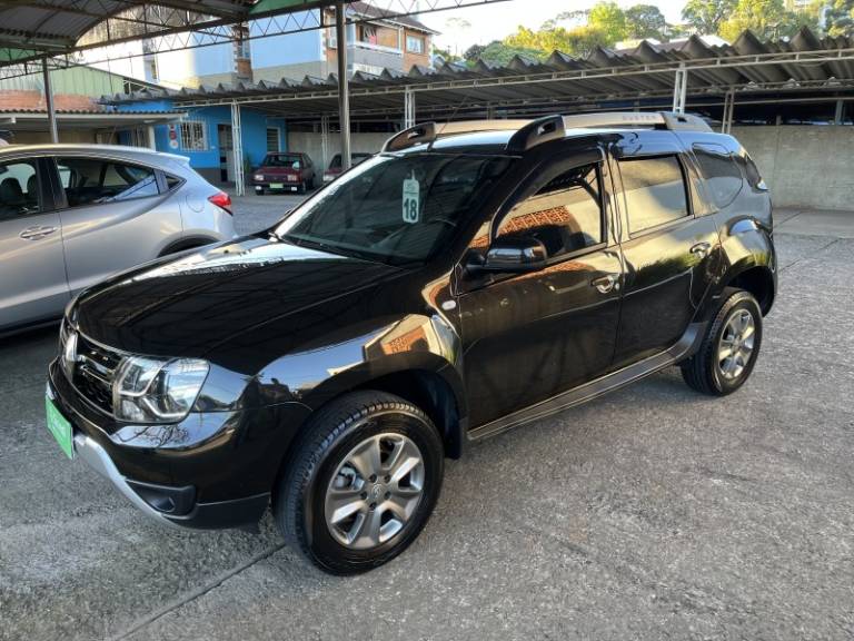 RENAULT - DUSTER - 2017/2018 - Preta - R$ 75.000,00