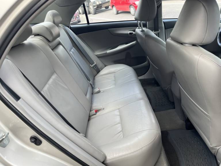 TOYOTA - COROLLA - 2012/2013 - Bege - R$ 71.900,00