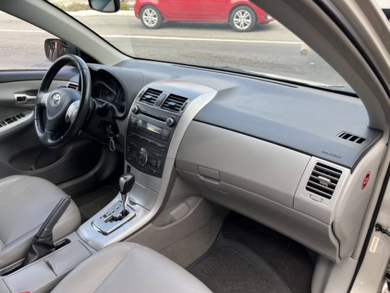 TOYOTA - COROLLA - 2012/2013 - Bege - R$ 71.900,00