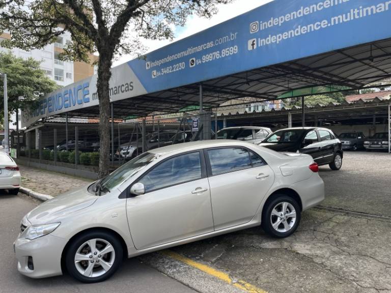 TOYOTA - COROLLA - 2012/2013 - Bege - R$ 71.900,00
