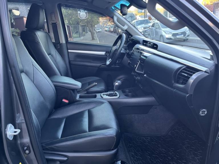 TOYOTA - HILUX - 2022/2022 - Cinza - R$ 265.000,00